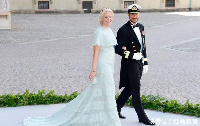 皇冠 西拉米学婆婆将“胸针”戴头上,露半边香肩,竟比玛蒂尔德更惊艳