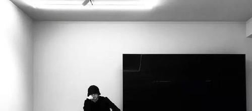 华晨宇|走进华晨宇现实中的家，空空荡荡的客厅，就放个柜子和电视而已