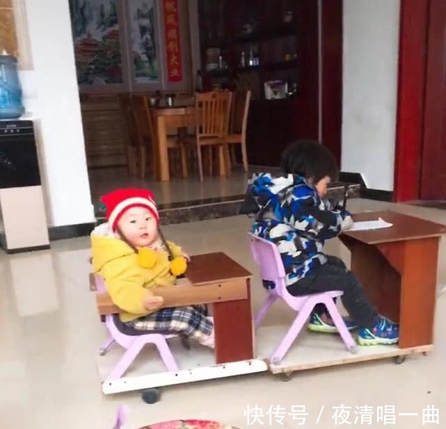 外公自制“遛娃神器”,两个萌娃十分享受,亲妈直呼机智!