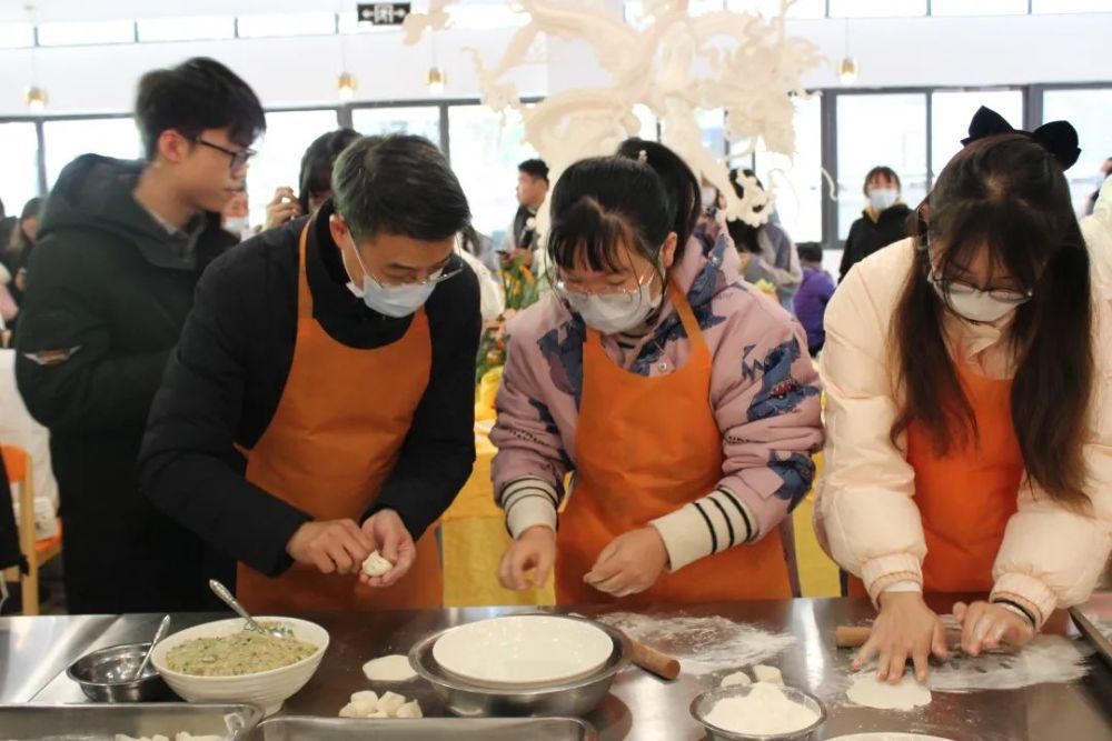  耳朵|宜 · 吃美食 · 共温暖