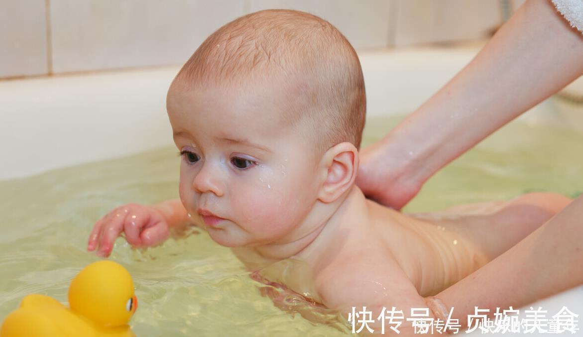 儿科医生|刚出生的宝宝天天洗澡?别掉到“坑”里去了,这样洗才健康