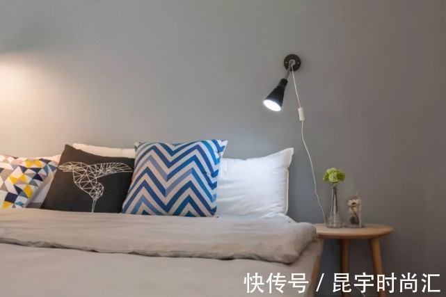 卧室|卧室放床头柜太土了,现在床边流行这8种设计,实用又美观