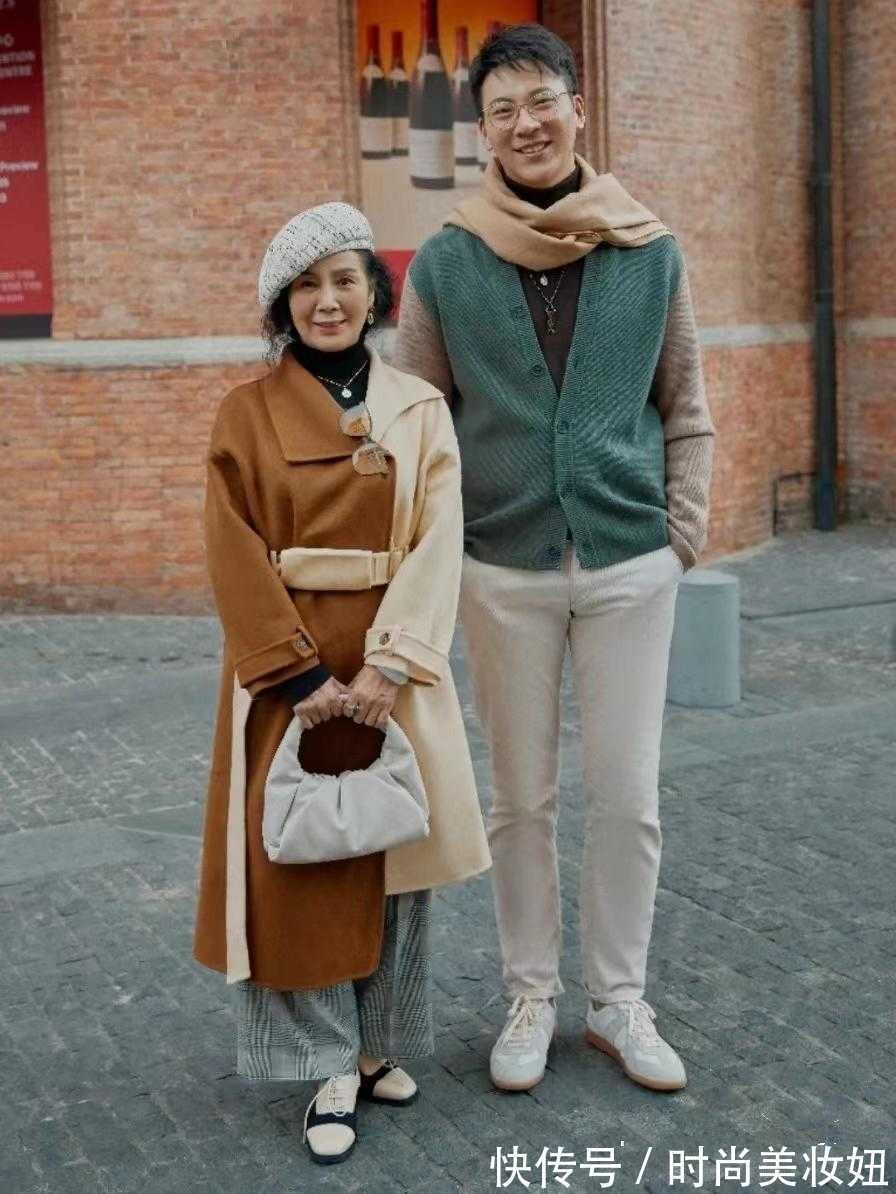 亮色系 再晚都不算晚,60岁的女人也可以穿得很美,看这位奶奶就知道