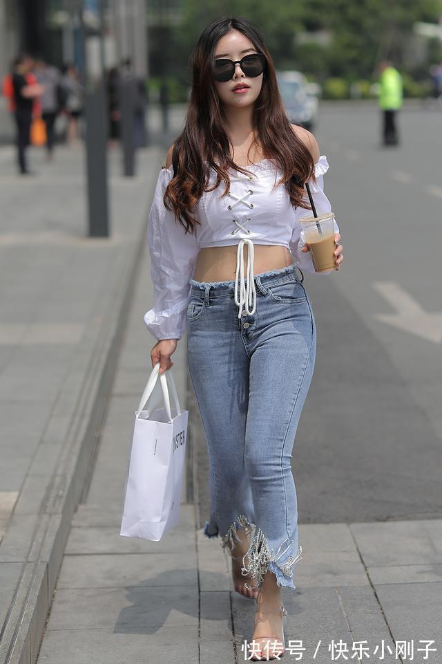 高跟鞋|时尚靓丽又显个性的穿搭,牛仔裤配长袖一字肩,清新时髦又好看