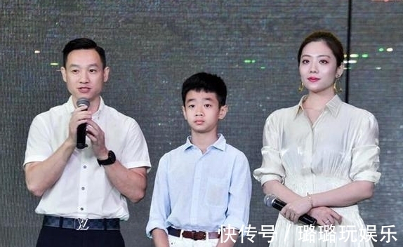 冠军杨威一家三口罕现身,11岁儿子身高