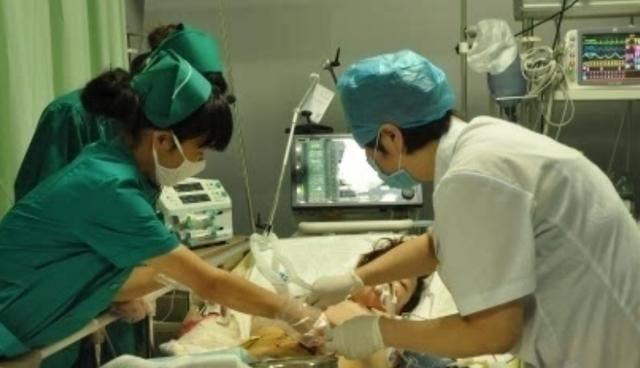 宝妈|孕妈顺产后称“要去厕所”,医生看到后却眉头紧锁快送急救