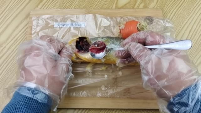 今天才知道,刮鱼鳞只需一个塑料袋,不飞溅不脏手,简单实用