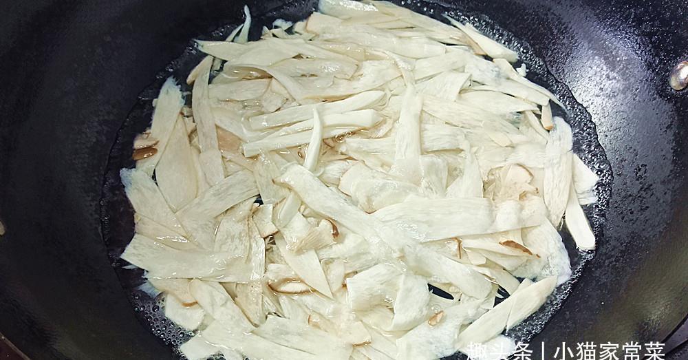 杏鲍菇凉拌比直接用热油炒出来的杏鲍菇口感更好,味道也清香