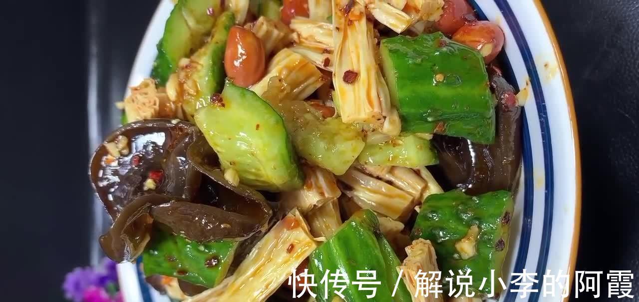 凉拌黄瓜，取材方便做法简单，鲜嫩爽脆酸辣开胃，越吃越上瘾