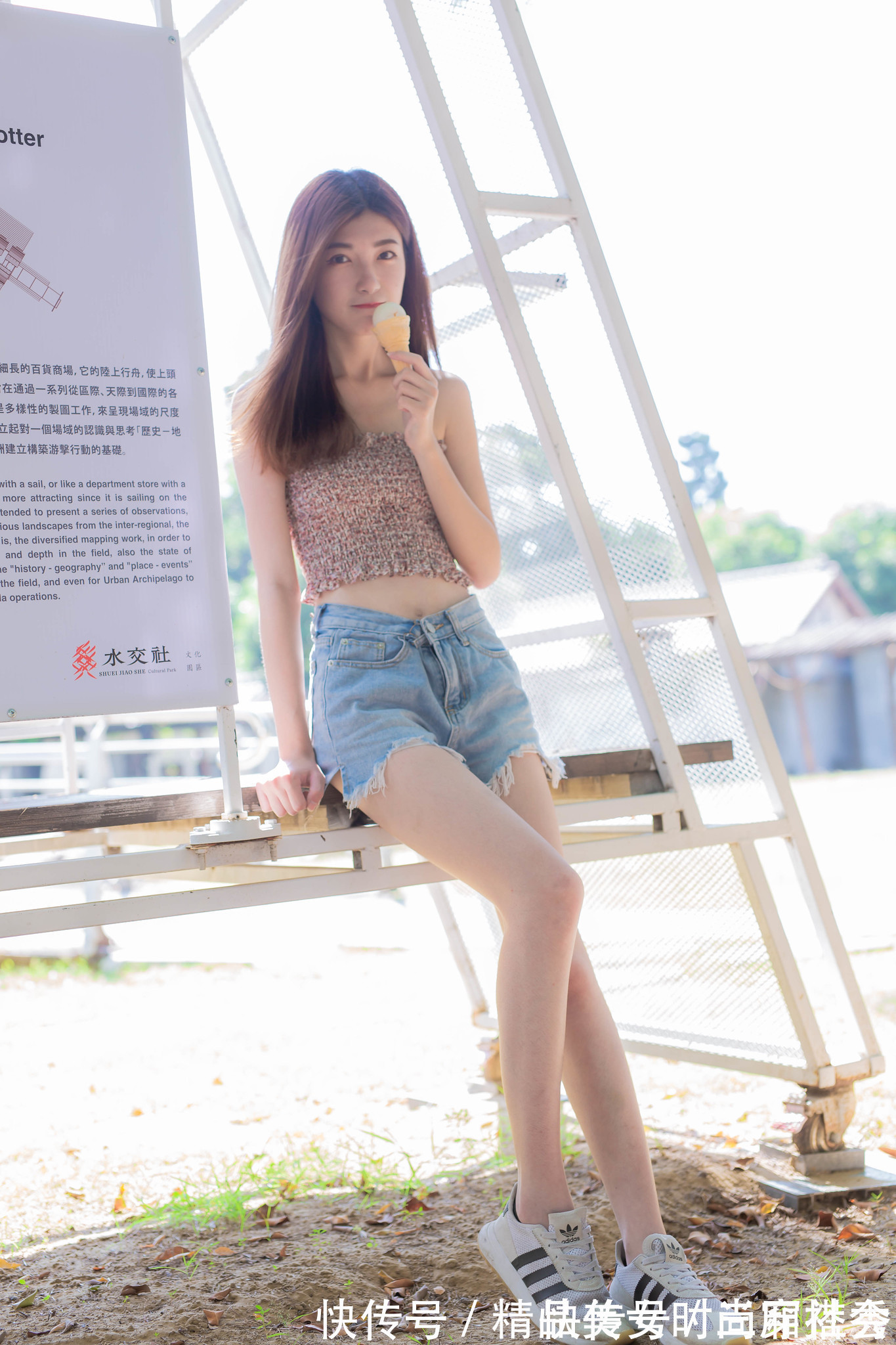 穿搭|碎花的吊带背心清新又时尚,搭配一条高腰牛仔短裤,休闲范十足