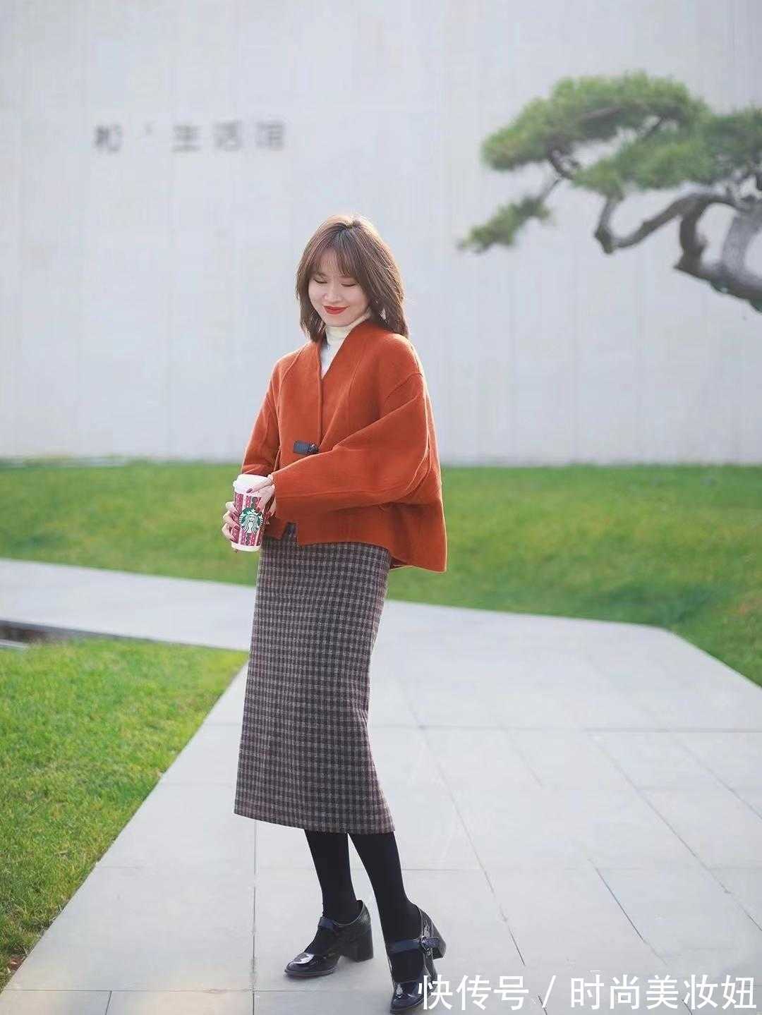 女生们|160的小个子,建议多穿“短外套+半身裙”,显高又提升气质