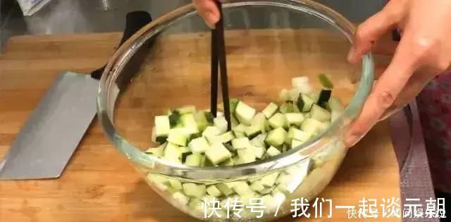 萝卜别再熟着吃了,和花生米一起这样做,比吃肉还香,做法很简单