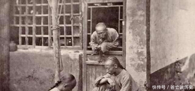 斩首示众|清朝老照片:图一简直是丐帮帮主的气势,看了图二才知道原来斩首示众是这样