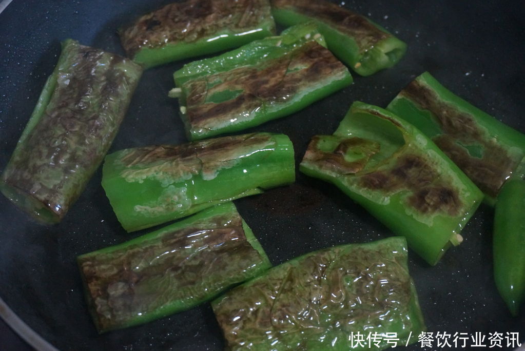 正宗|虎皮尖椒为什么做不好,第一步你就错了,我来教你正宗的做法!