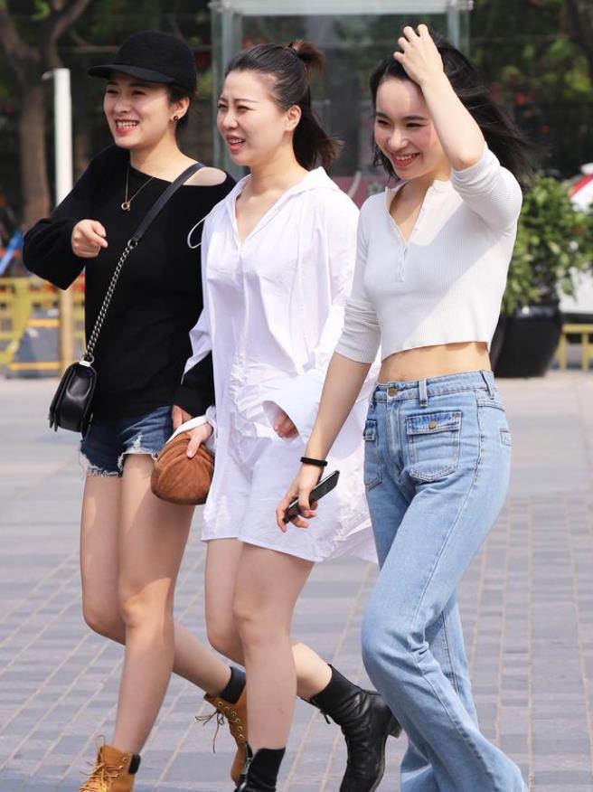 优雅|街拍小姐姐牛仔裤搭配舒适时髦的开衫,营造出优雅的气息