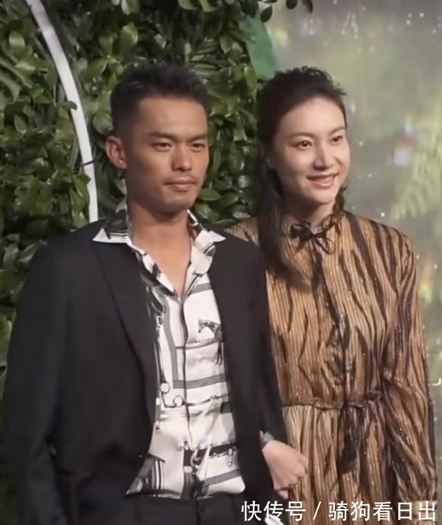 夫妻相|谢杏芳挽林丹胳膊现身，两口子都花衣服还挺有夫妻相，越看越登对！