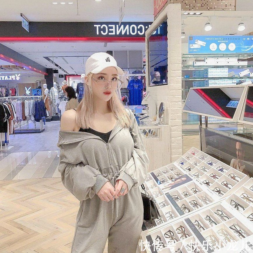 白皙稚嫩的瓜子脸，双眼迷媚有神，灿烂的笑容将人深深吸引