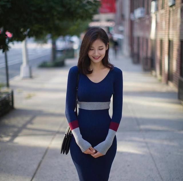 街拍小姐姐一身蓝灰色紧身长裙,低头浅笑气质唯美动人