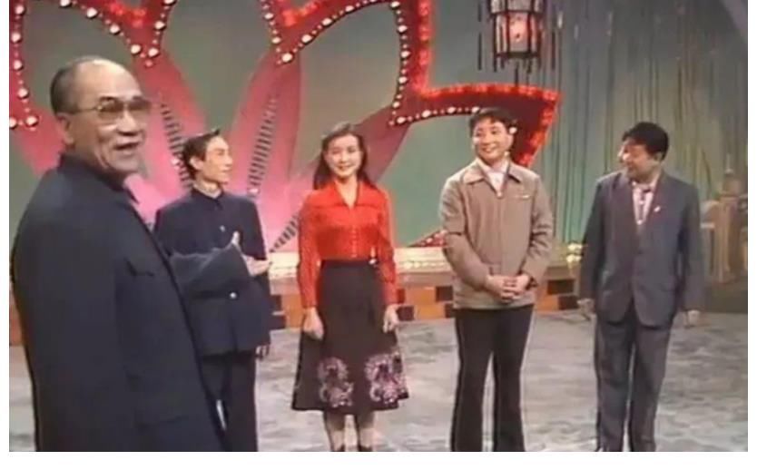 首屆春晚有多新穎？全程直播觀眾點(diǎn)播，李谷一大膽演唱“禁歌”