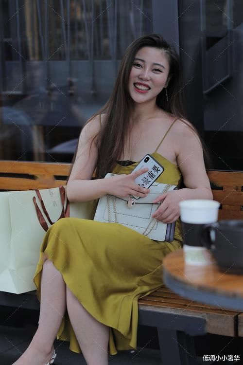 身材 黄色吊带连衣裙搭配白色高跟鞋,尽显身材高挑,穿出浪漫气质