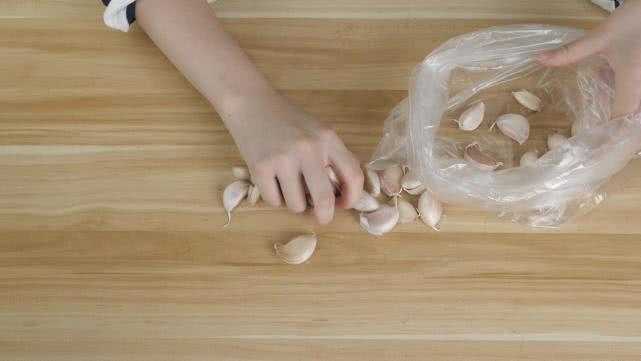 今天才知道,大蒜两头有个小机关,轻轻一捏就能去皮,太省事了