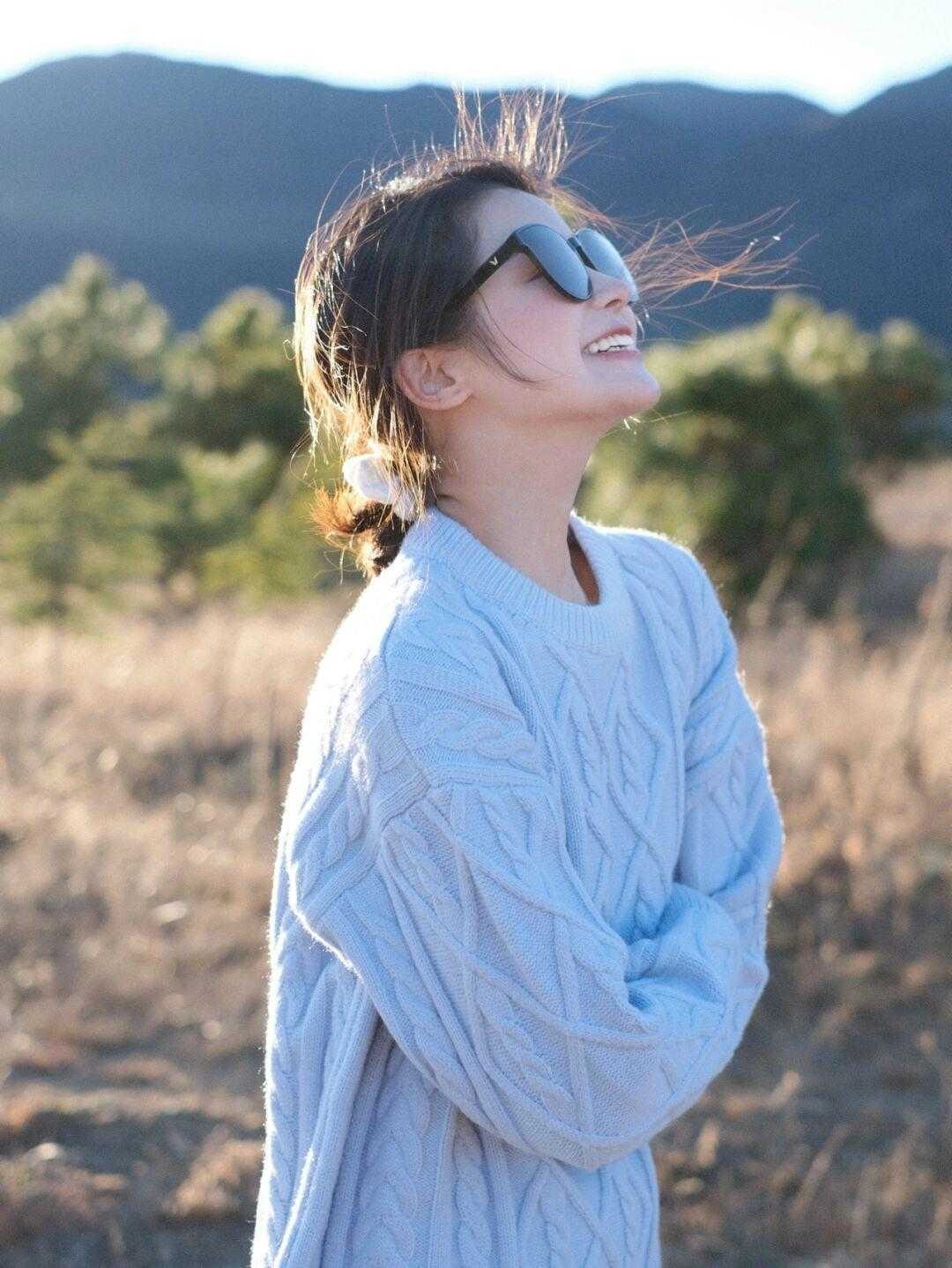 天蓝色 冬天室内穿搭千万别错过“蓝毛衣+白裤”,上身又美又仙,贼好看