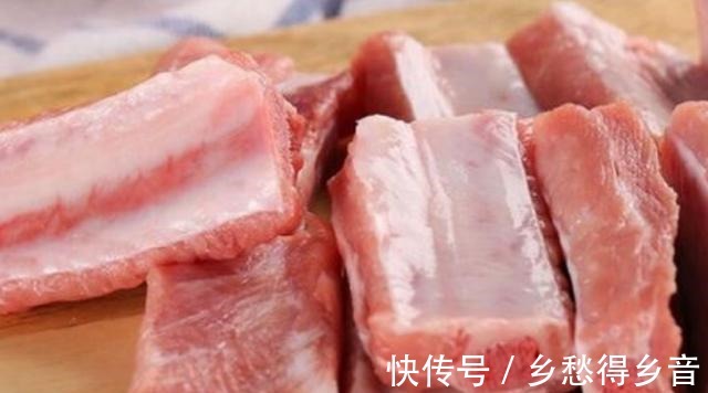 青红菜椒|排骨这样做真美味,搭配萝卜干焖着吃,鲜嫩又营养,家人都爱吃!