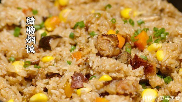  年货腊肠做法来了，日晒5天烟熏半个月，最后焖饭吃太香了