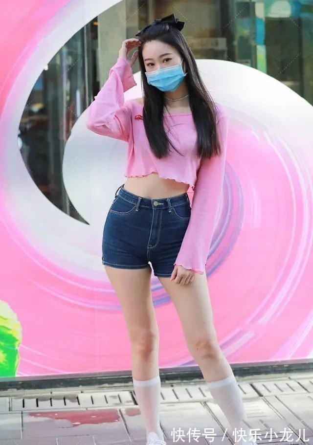 粉色 粉色上衣搭配蓝色牛仔短裤,既清新,又显高显瘦