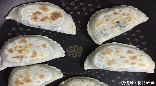 教你如何在家里做韭菜盒子,一把韭菜和两个鸡蛋,这在老人和孩子中很受欢迎