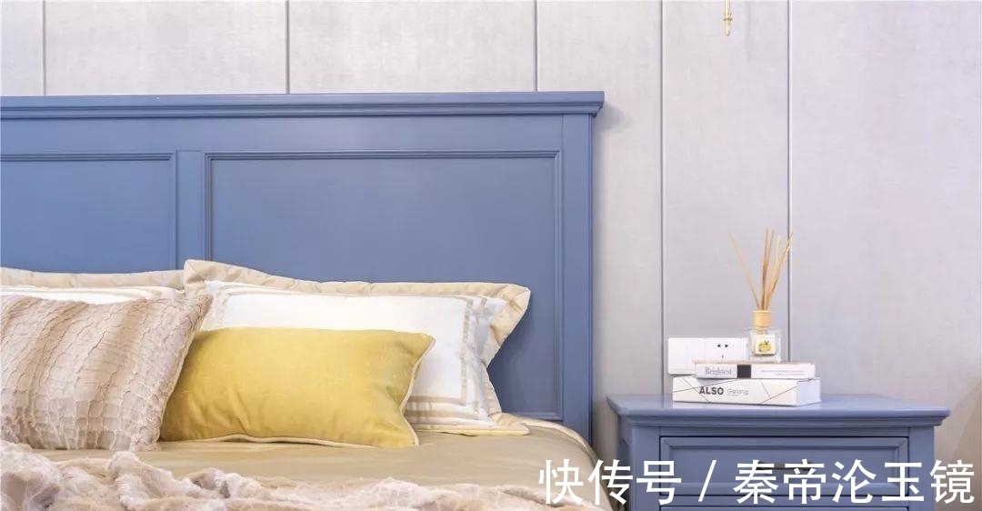 美式|98平三居室，进门就被客厅迷住了，淡雅轻奢真好看，卧室很个性