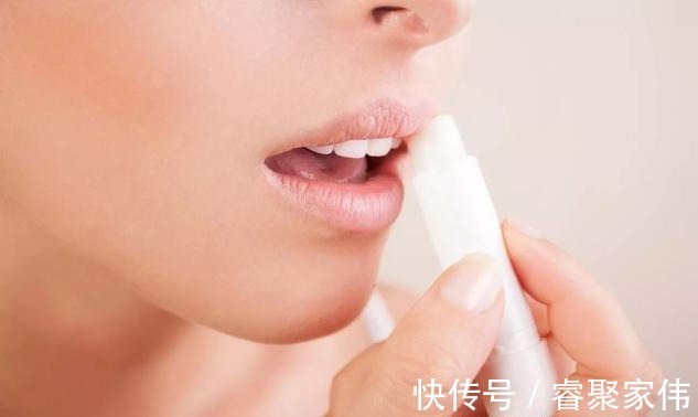 唇部 涂口红的3个“低级错误”,八成以上女人都在犯,难怪掉色还沾杯