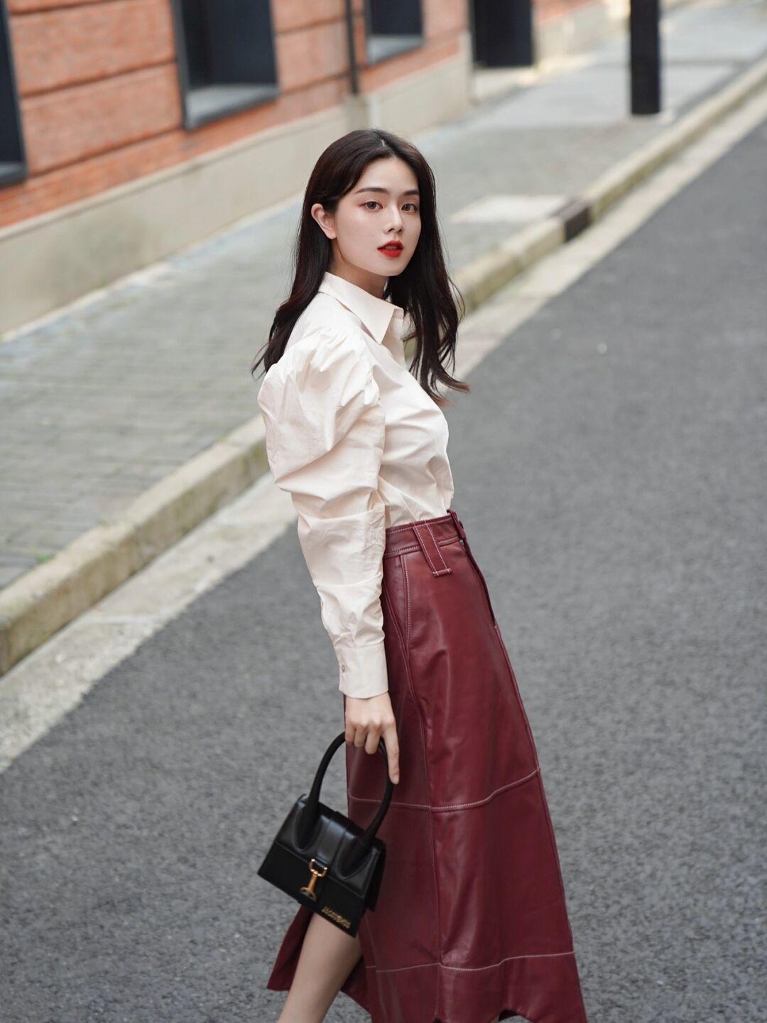 穿搭|秋季会穿“衬衫”更优雅,搭配皮裙干练飒爽,简约知性又显气质