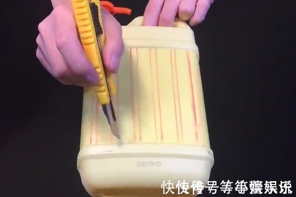 洗洁精瓶子扔掉等于“扔钱”,剪几刀放在厨房里,全家人都抢着用