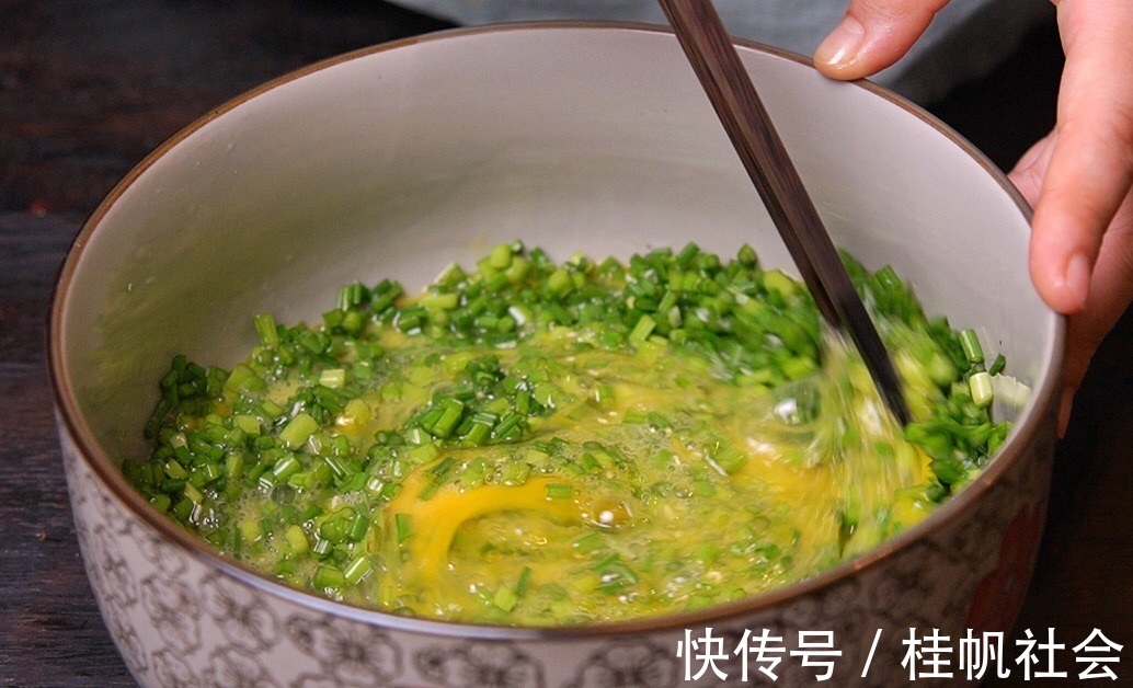 可口|韭菜梗鸡蛋饼，美味可口，简单好做