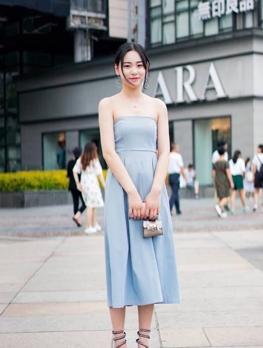 美女|街拍美女一袭时尚蕾丝吊带裙,美得如仙女一般