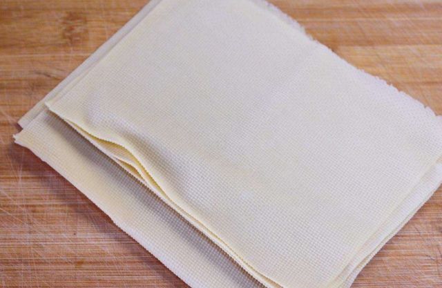 快过年了,豆腐皮这样做,卷一卷蒸一蒸端上桌,一层更比一层香