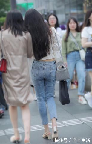牛仔裤 小姐姐身穿牛仔裤,简单穿搭就很美,靓丽十足!