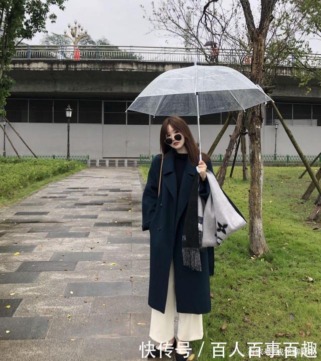 大衣下面应该搭什么懂搭配的女生都喜欢这样穿，优雅显瘦又耐看
