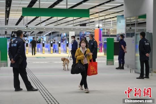 香港与内地全面“通关” 香园围口岸首次实施旅客过关