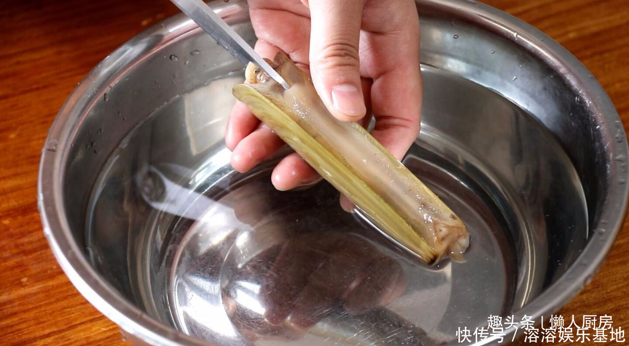 凉拌|夏天最爱吃的凉拌菜,2根芹菜,一点大蛏王,教你做一盘凉拌蛏子