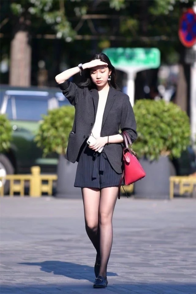 街拍:时尚靓丽的气质美女,灰色的连衣裙,很显优雅身姿