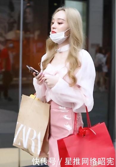  显出|粉色纱质衬衫搭配皮质短裙，青春靓丽，尽显出别具风格的魅力