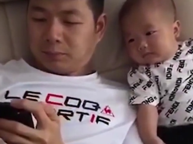 表情|“戏精宝宝”火了,喝个果汁表情逗乐众人,可以拿奥斯卡了