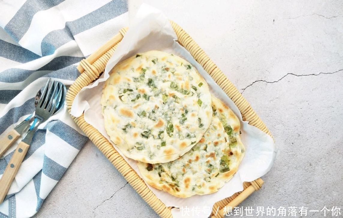 剩下的饺子皮怎么办？加点葱花擀成饼，煎一煎，满口酥脆