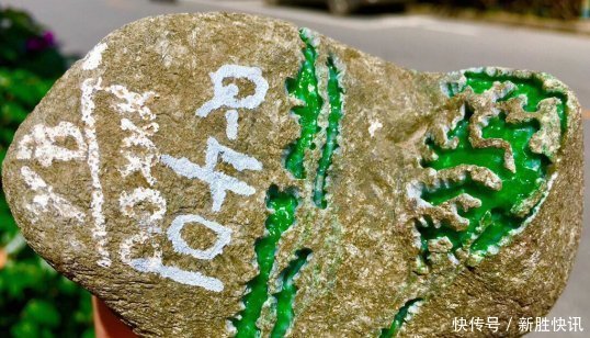 老板|打工妹闲逛直播间,咬牙拿下一块开窗石头,切开后当场炒老板鱿鱼