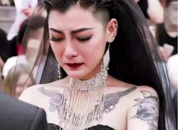 婚纱|曾经“满身纹身”穿黑婚纱爆红的新娘,如今变成这副模样,真不敢相信