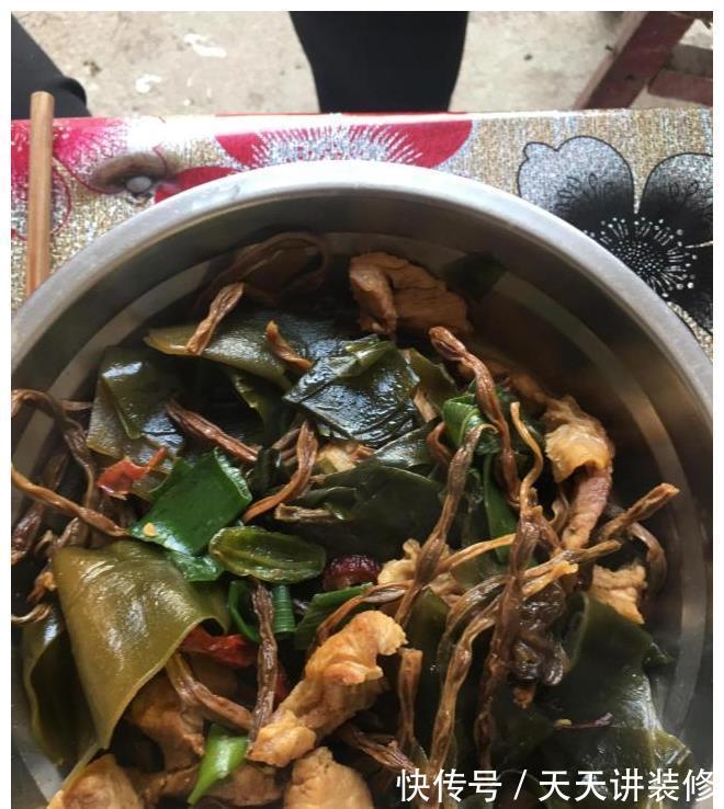 辣炒肥肠|公婆忙完庄稼又要去打工,我特意做了一桌菜送行,饭后吃的都想哭