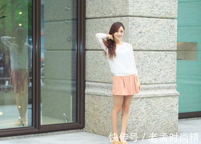 透视|粉色超短裤搭配白色雪纺上衣,甜美感十足