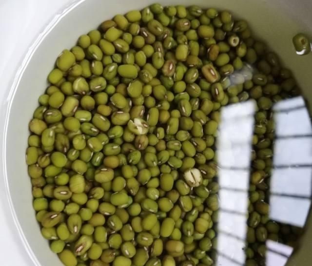 加了绿豆的糯米粥,糯糯香香的,很适合宝宝吃哦